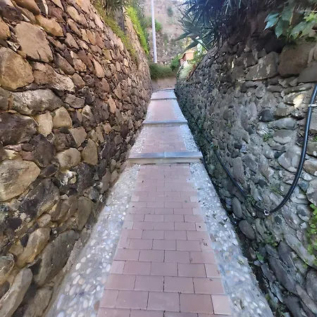 Luca Via Gavazzo 18 * Bonassola