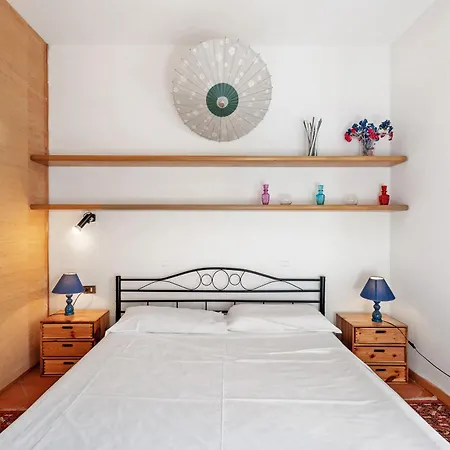 Apartment Luca Via Gavazzo 18 *