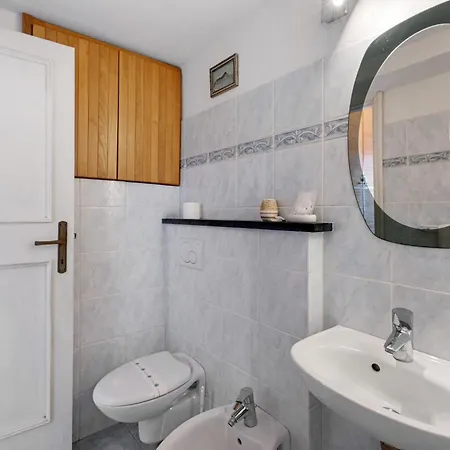 Apartment Luca Via Gavazzo 18 *